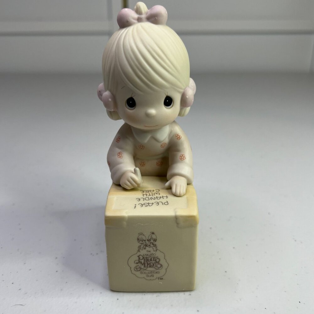 Precious Moments Collectible Figurine - Sharing is Universal - 1987 - Picture 6 of 11